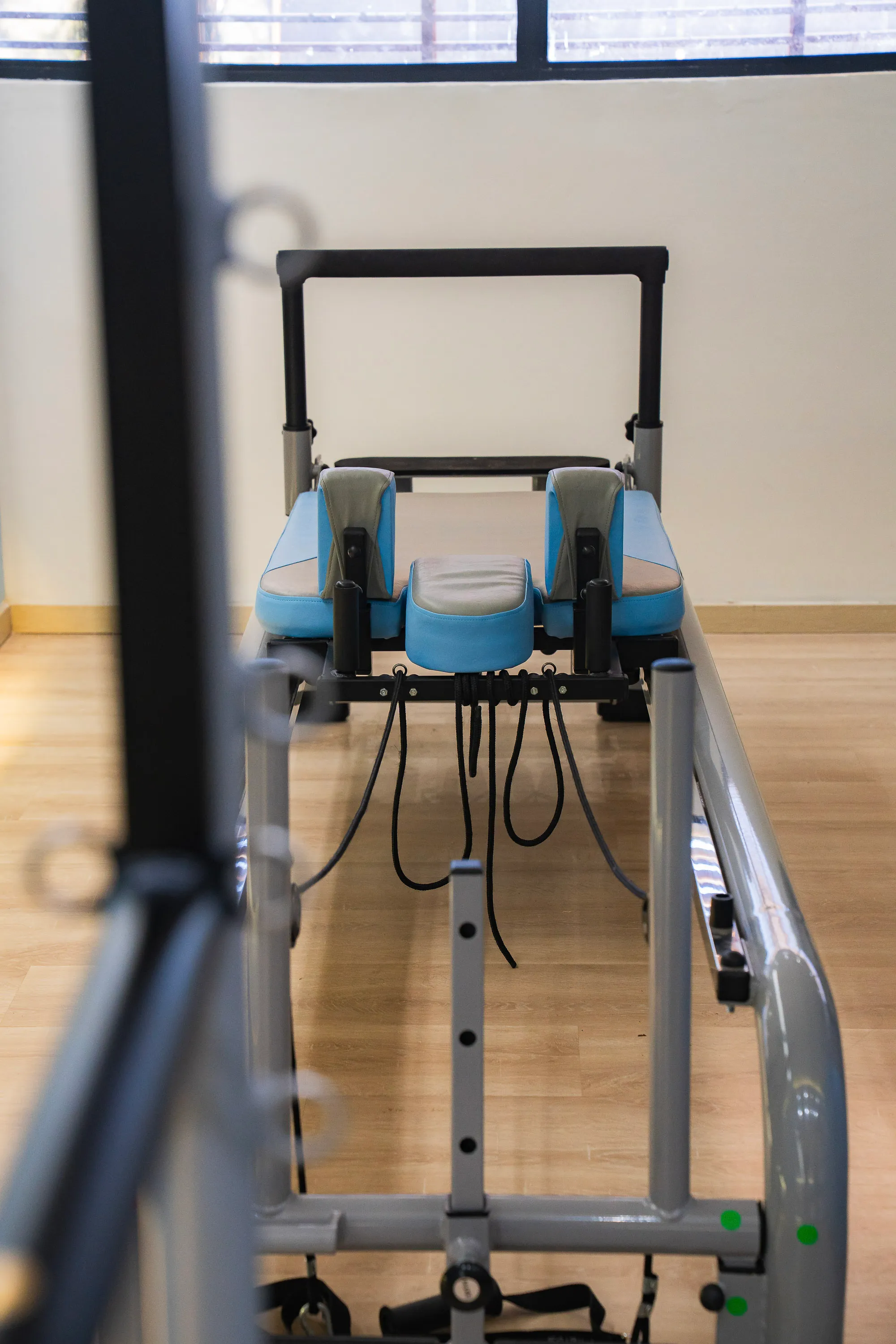 Detalhe de equipamento de pilates clínico usado no tratamento de dor na coluna